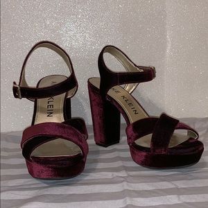 Plum Crushed Velvet  NWOT Chunky Pumps